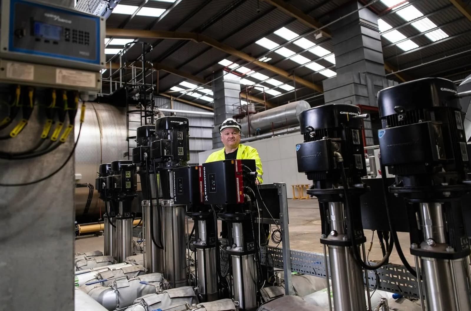 Sala de bombas con equipos Grundfos CR instalados por Bombeamos