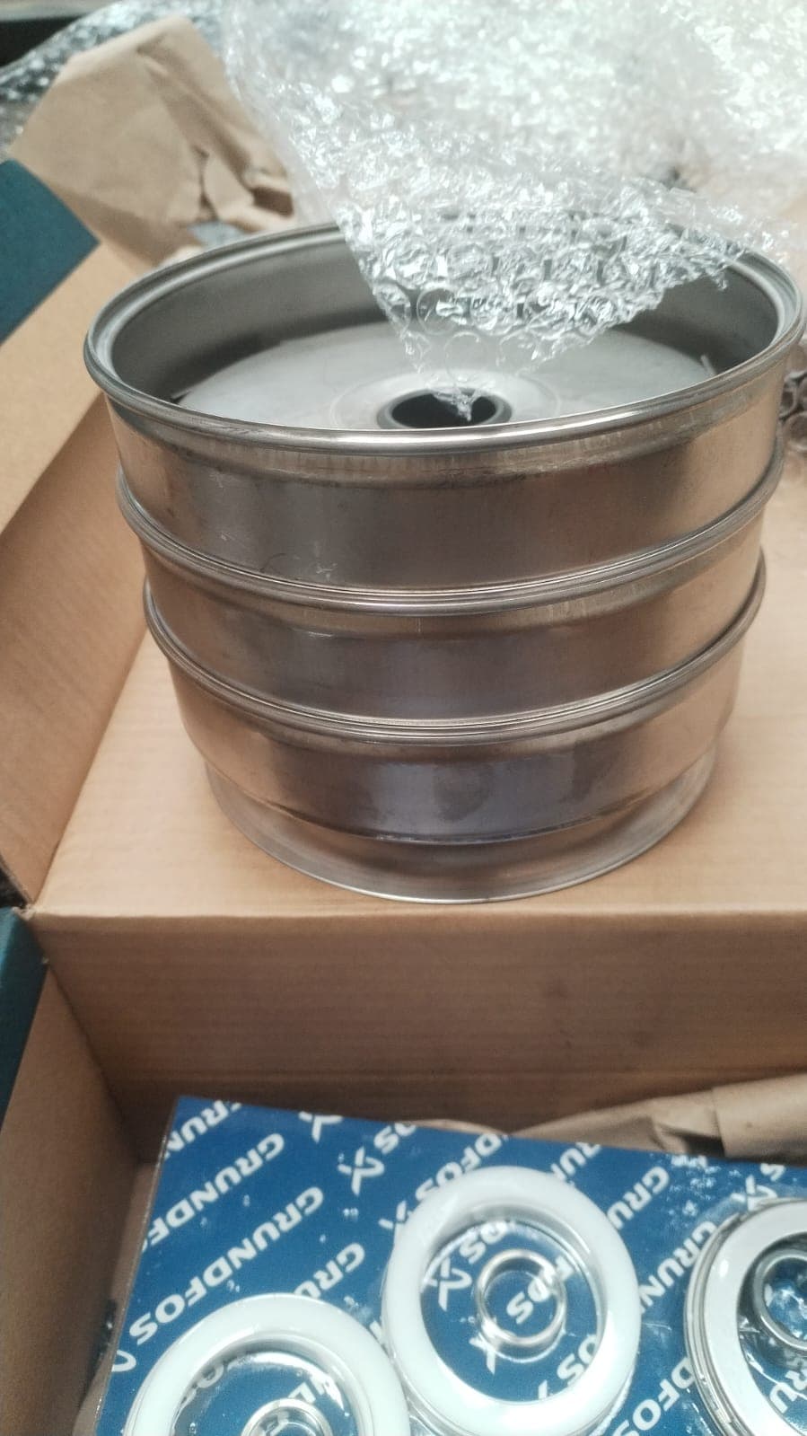 Cámaras nuevas de acero inoxidable, recién desempacadas