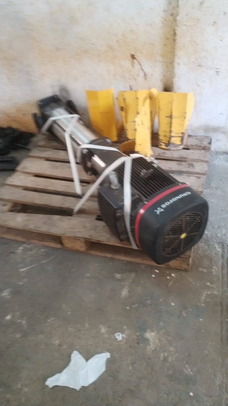 La bomba como llegó al taller, amarrada sobre una estiba